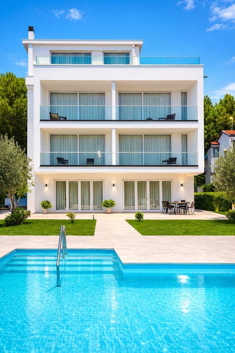 Property building, Day, Garden, Swimming pool