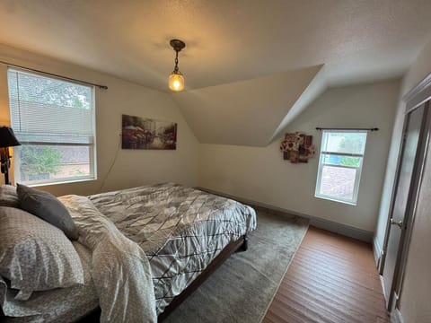 Downtown, 5-bed, 3-bath, 3-level Villa in Colorado Springs