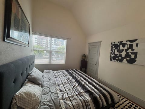 Downtown, 5-bed, 3-bath, 3-level Villa in Colorado Springs