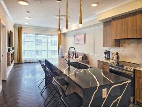 TV and multimedia, Coffee/tea facilities, Kitchen or kitchenette, Living room, Photo of the whole room, Seating area, Dining area, stove, toaster, kitchen