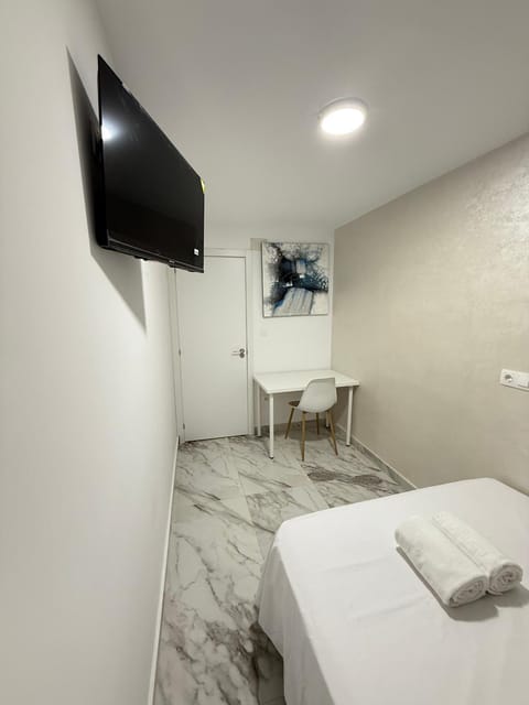 Bed, TV and multimedia, Photo of the whole room, Bedroom, towels