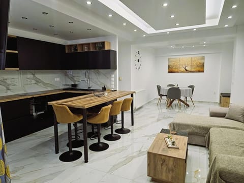 Jenny's Dream Home II Athens Lux 2BR Apt, Hot Tub, CBD, Fast WIFI, Netflix Apartment in Athens