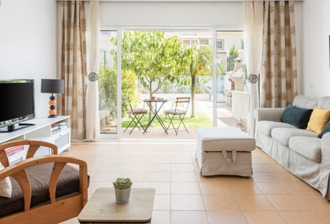 Garden, TV and multimedia, View (from property/room), Living room, Seating area, Garden view