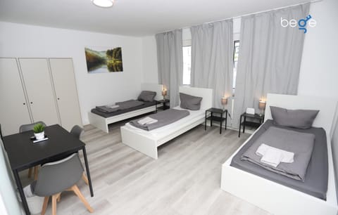 Bed, TV and multimedia, Photo of the whole room, Seating area, Bedroom