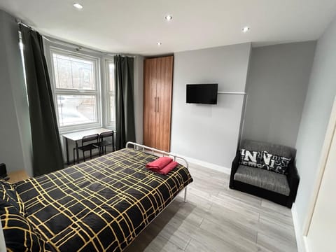 Bed, TV and multimedia, Bedroom