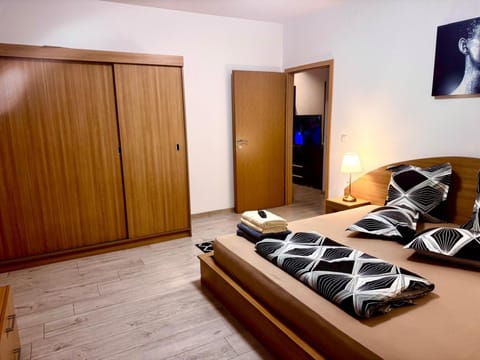 Bed, TV and multimedia, Photo of the whole room, Bedroom, wardrobe