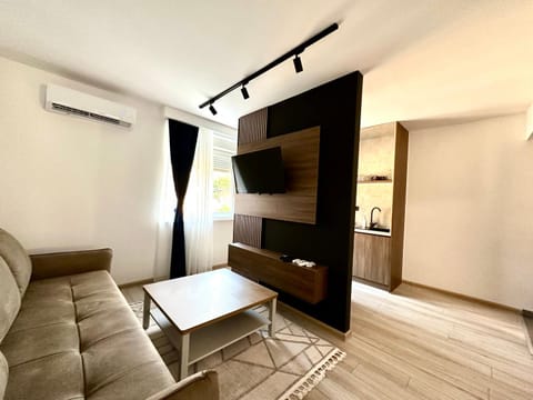 Communal lounge/ TV room, TV and multimedia, Living room, Photo of the whole room, Seating area, Evening entertainment, air conditioner