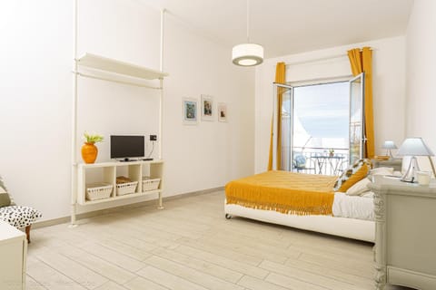 Bed, TV and multimedia, Photo of the whole room, Bedroom, air conditioner
