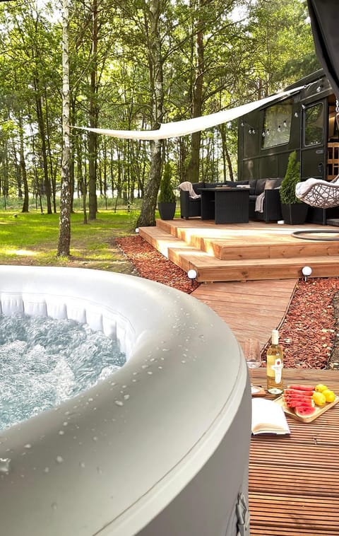 Property building, Patio, Day, Natural landscape, Garden, Hot Tub, Balcony/Terrace, Garden view