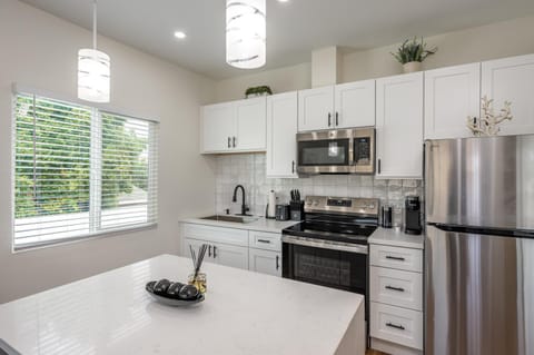Coffee/tea facilities, Kitchen or kitchenette, oven, stove, toaster