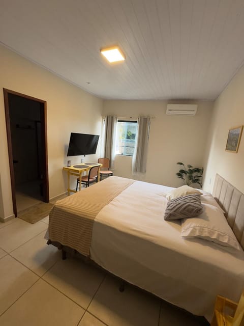 Bed, TV and multimedia, Photo of the whole room, air conditioner