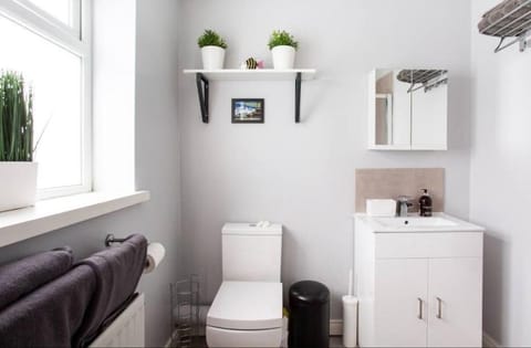 City Haven Modern 3 bed- Spacious, Sleeps 6 Apartment in Belfast