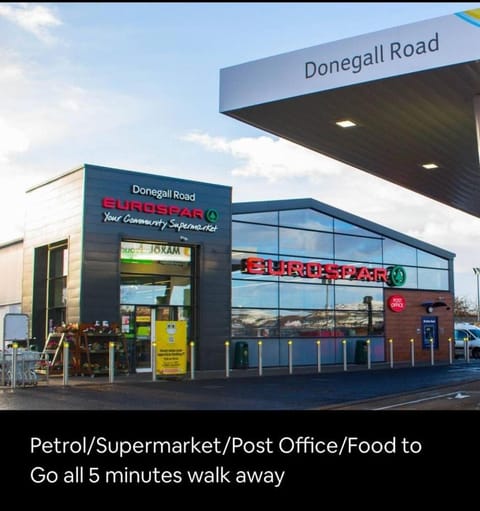 City Haven Modern 3 bed- Spacious, Sleeps 6 Apartment in Belfast