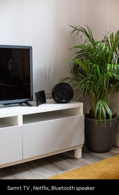 City Haven Modern 3 bed- Spacious, Sleeps 6 Apartment in Belfast