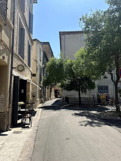 Neighbourhood, Street view, Location