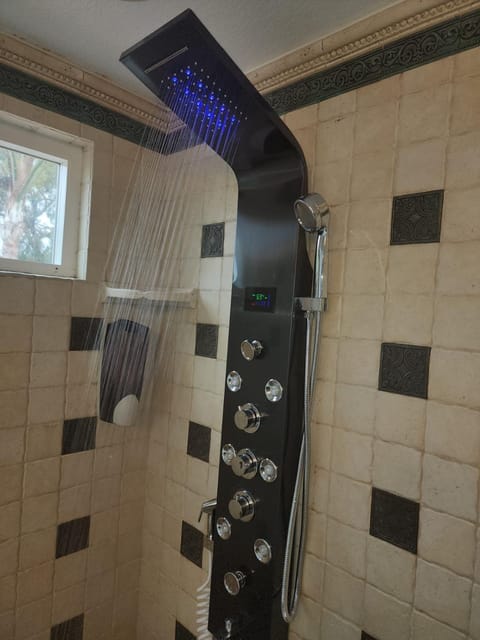 Family-Friendly Sunny SD Escape, Sleeps 8, Beach, Zoo, Downtown & Convention Center House in Rancho Penasquitos