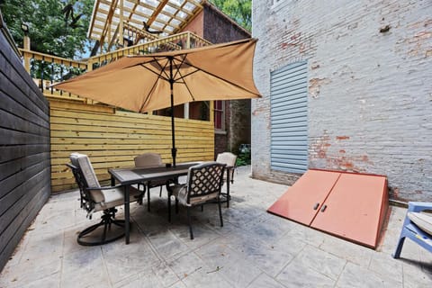 Elegant Manor w Private Yard & Modern Amenities House in Louisville