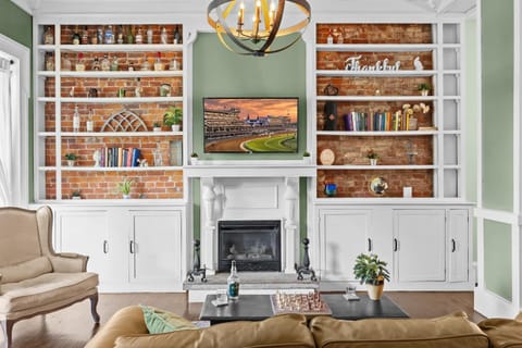 Elegant Manor w Private Yard & Modern Amenities House in Louisville