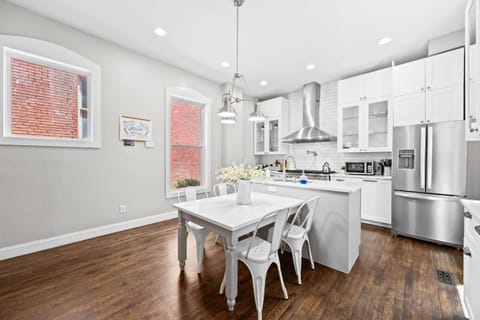 Elegant Manor w Private Yard & Modern Amenities House in Louisville