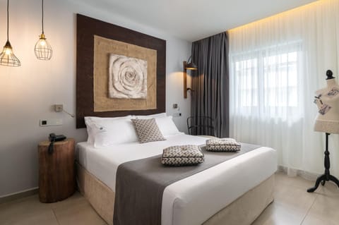 Bed, TV and multimedia, Decorative detail, Bedroom