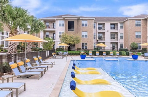 Swimming pool, sunbed