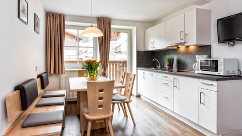 TV and multimedia, Balcony/Terrace, Kitchen or kitchenette, Living room, Seating area, Dining area