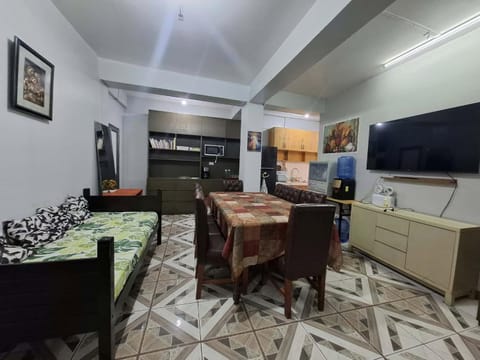 Communal lounge/ TV room, TV and multimedia, Living room, Seating area, Dining area