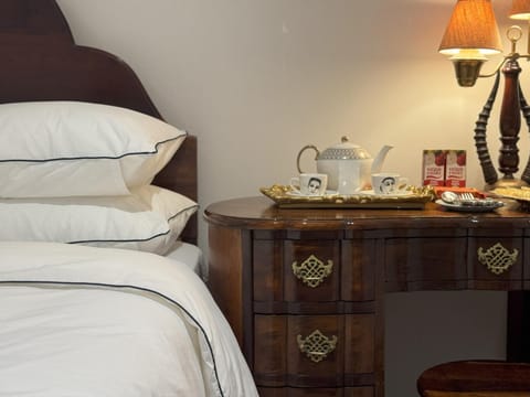 Bed, Food and drinks, Bedroom, Food