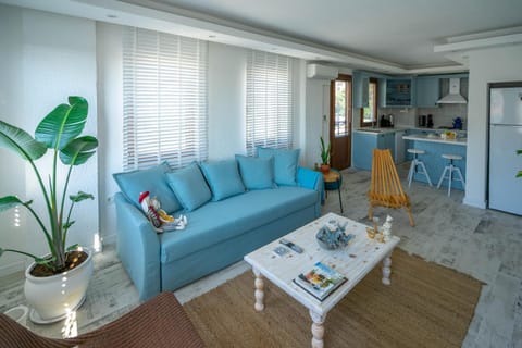 Communal lounge/ TV room, Bed, TV and multimedia, Living room, Seating area