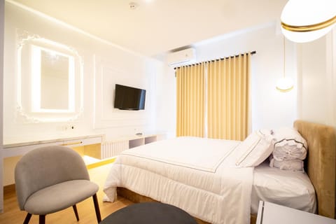 Bed, TV and multimedia, air conditioner