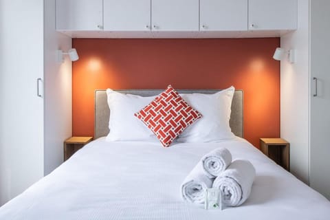 Bed, Bedroom, towels