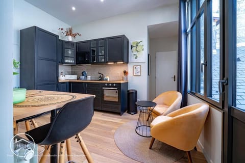 Kitchen or kitchenette, Living room, Seating area, Dining area, oven, stove