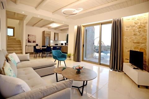 TV and multimedia, Living room, Seating area, Evening entertainment