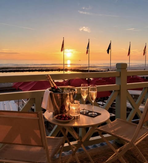Restaurant/places to eat, Day, Natural landscape, Balcony/Terrace, Dining area, Beach, Sea view, Sunrise, Sunset