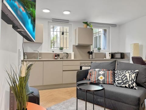 TV and multimedia, Kitchen or kitchenette, Living room, Seating area