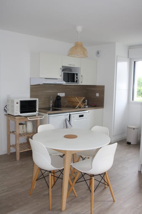 Coffee/tea facilities, Kitchen or kitchenette, Dining area, dishwasher, microwave, oven, stove, toaster