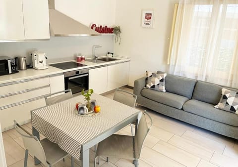 Kitchen or kitchenette, Living room, Seating area, Dining area, oven, stove