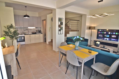 TV and multimedia, Kitchen or kitchenette, Dining area, oven, stove