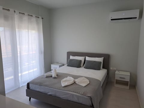 Bed, Photo of the whole room, Bedroom, towels, air conditioner