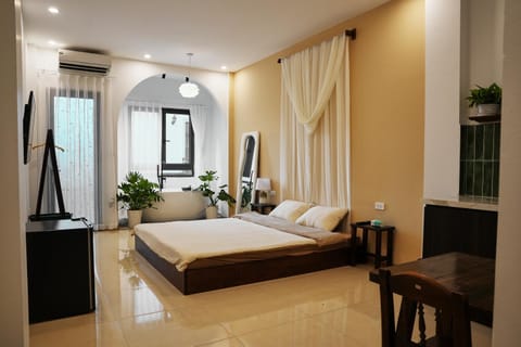 Bed, Hot Tub, TV and multimedia, Photo of the whole room, Bedroom, Bath, air conditioner