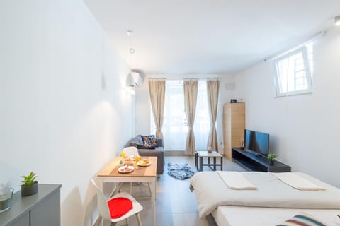 Bed, Living room