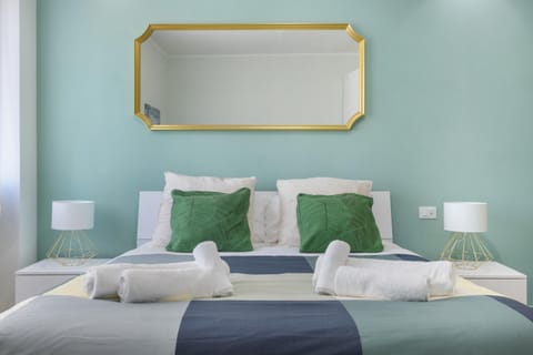 Bed, Bedroom, towels, towels
