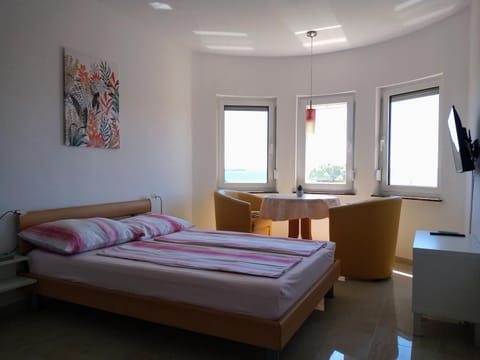Bed, TV and multimedia, Living room, Photo of the whole room, Seating area, Dining area, Bedroom
