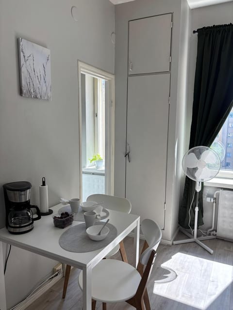 Coffee/tea facilities, Kitchen or kitchenette, Photo of the whole room, Dining area, Bedroom, flat iron, toaster, wardrobe