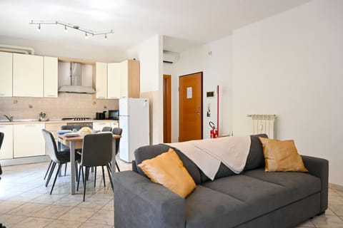 Kitchen or kitchenette, Living room, Seating area, Dining area, oven, stove