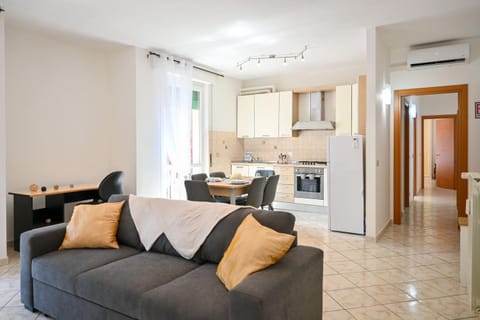 Kitchen or kitchenette, Living room, Seating area, Dining area, oven, stove