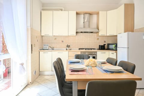 Kitchen or kitchenette, Dining area, oven, stove, toaster