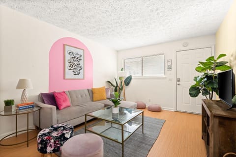 The Johnny and Dolly Historic Hideaway, Music Row Unit 2 Apartment in Music Row