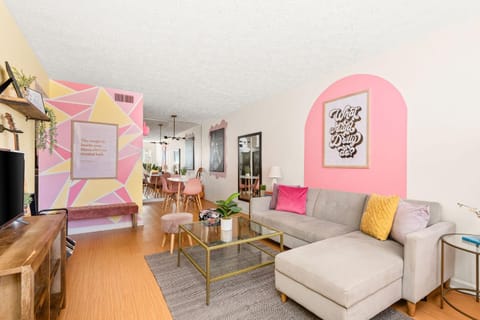 Bathroom, TV and multimedia, Living room, Seating area, Dining area