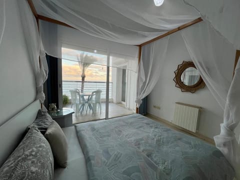 Bed, Natural landscape, Photo of the whole room, Bedroom